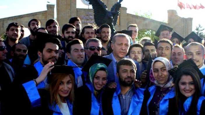 Erdoğan öğrencilerle mezuniyet fotoğrafı çektirdi