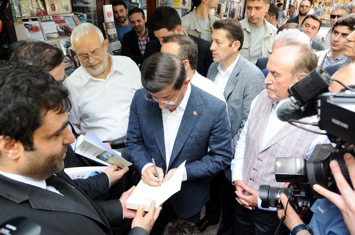 Başbakan Davutoğlu İstanbul'da esnafı ziyaret etti