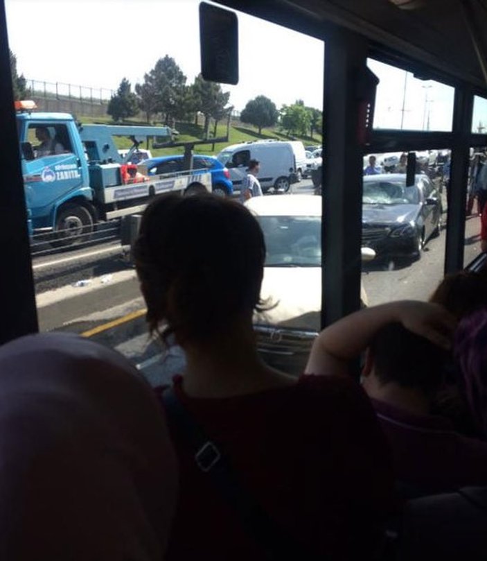 İstanbul metrobüs yolunda trafik kazası