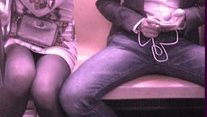 New York'ta bacaklarını toplamadan oturanlara gözaltı