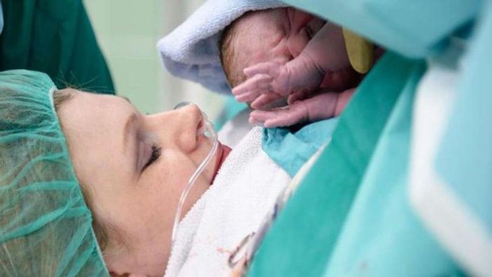 Alman kadın doğumunda bebeğini karnından kendisi çıkardı