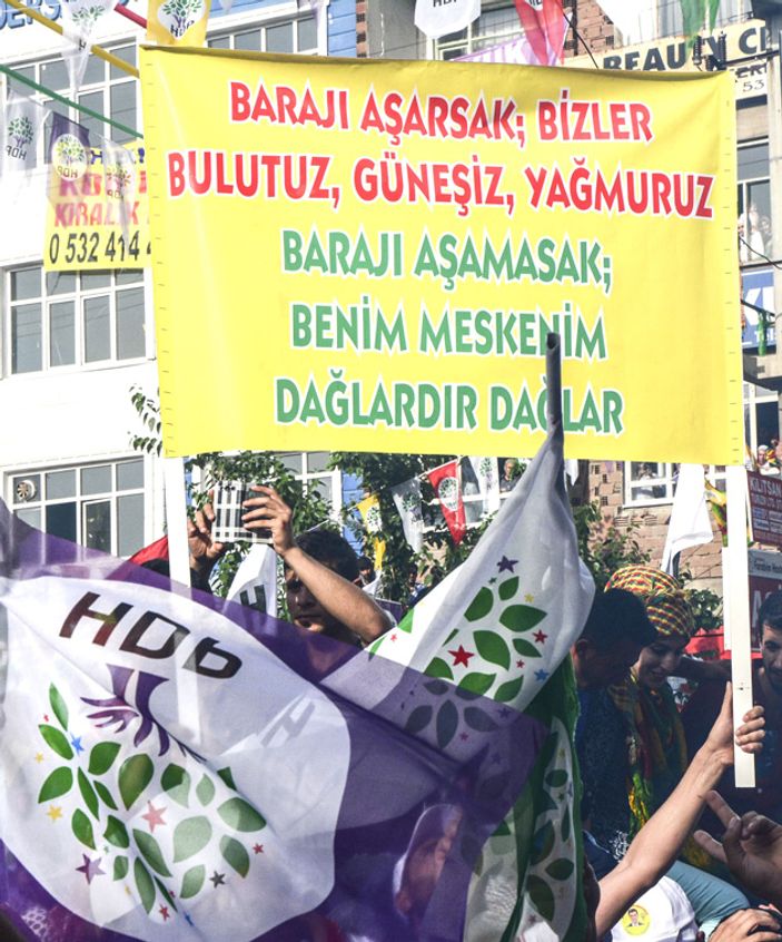 HDP mitinginde benim meskenim dağlardır pankartı
