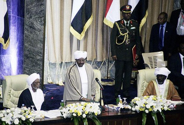 Sudan Devlet Başkanı Beşir hükümeti feshetti