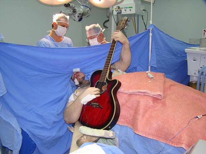 Brezilya'da bir kişi ameliyat sırasında doktorlara konser verdi
