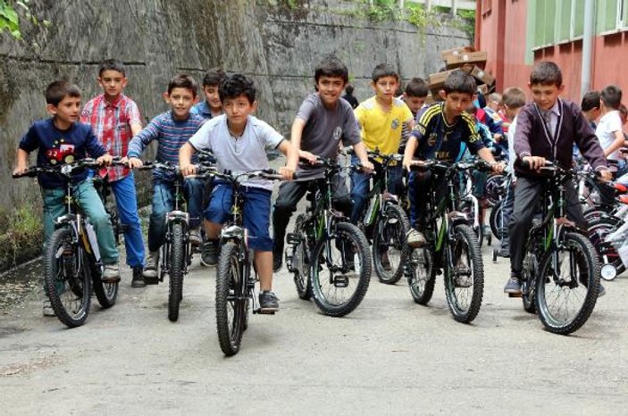 Bisiklet için ağlayan madenci çocuklarının yüzü güldü