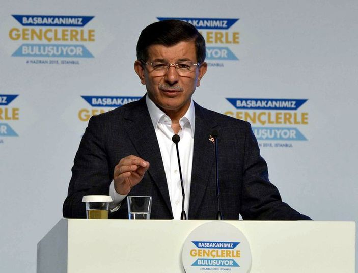 Başbakan Davutoğlu İstanbul'da gençlerle bir araya geldi