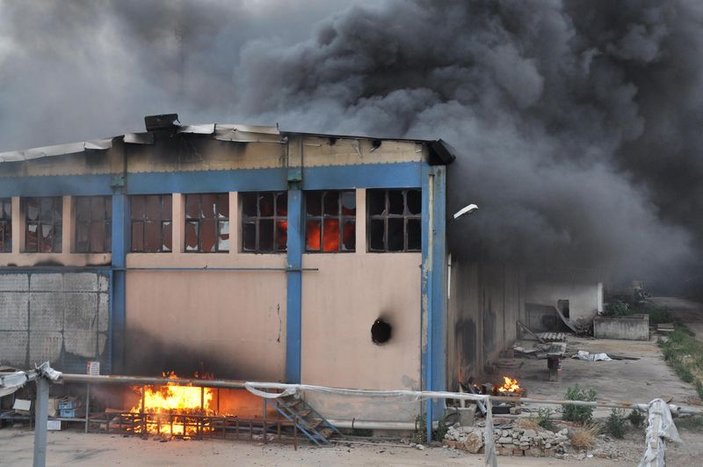 İzmir'de mobilya fabrikası yandı
