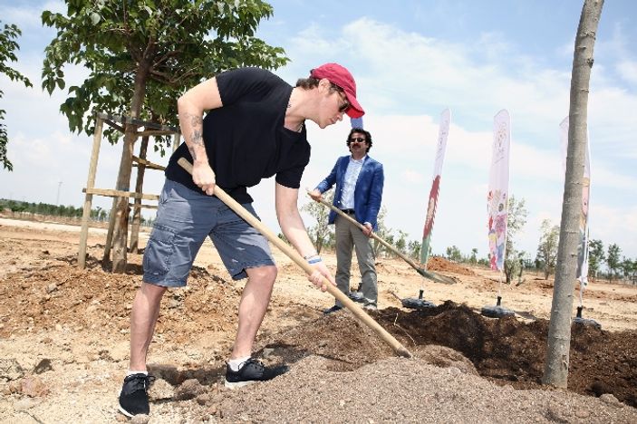 Sinan Akçıl ağaç dikti