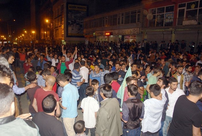 Hakkari'de HDP'nin seçim kutlamalarında 4 kişi yaralandı