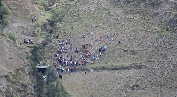 Peru'da öğrencileri taşıyan kamyon uçuruma yuvarlandı