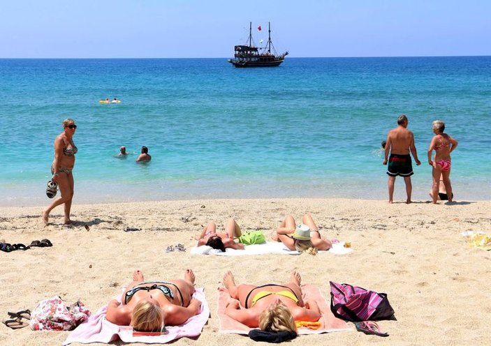 Antalya'da plajlar hareketlendi