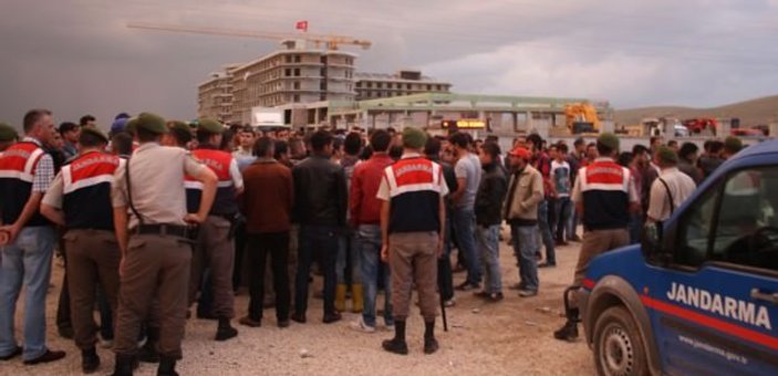 Öcalan posteri asıldı iddiası üzerine 100 kişi toplandı