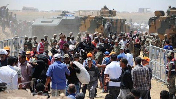 Akçakale sınırında bekleyen 3 bin Suriyeli'ye izin çıktı