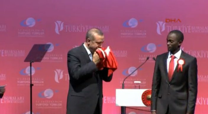 Erdoğan'ın ATO toplantısında öptüğü Türk bayrağının sırrı