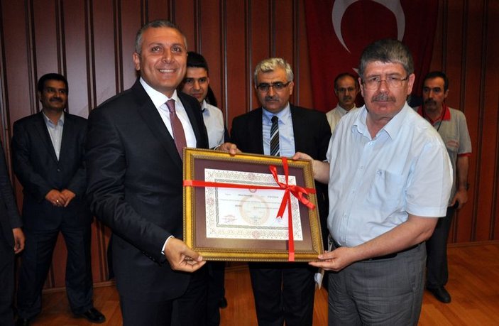 Başbakan Davutoğlu'nun mazbatasını il başkanı aldı