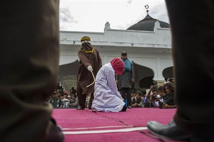 Endonezya'da genç çiftlere kırbaç cezası