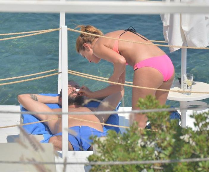 Ece Vahapoğlu Cihan Alpay ile Bodrum tatilinde