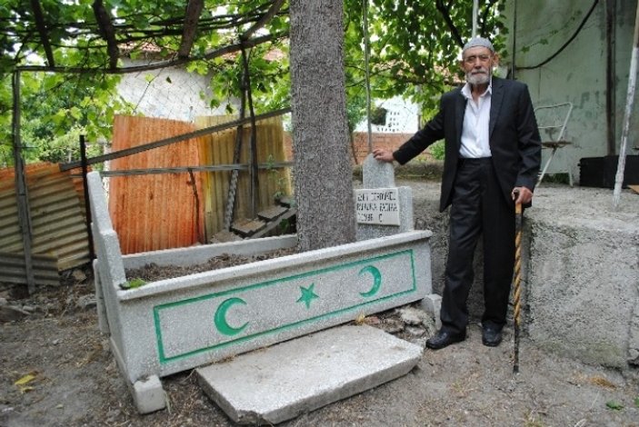 Amasya'da yaşayan adam her gün mezarına gidip dua ediyor