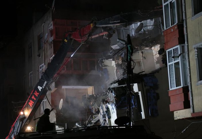 Gaziosmanpaşa'da yan yatan binada yıkım başladı