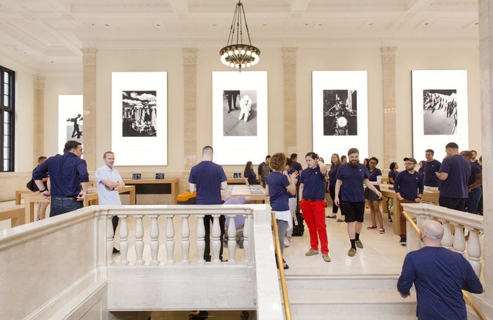 New York'ta 100 yıllık banka Apple Store oldu