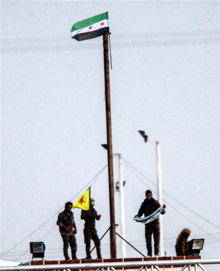 ÖSO ile YPG arasında bayrak asma yarışı