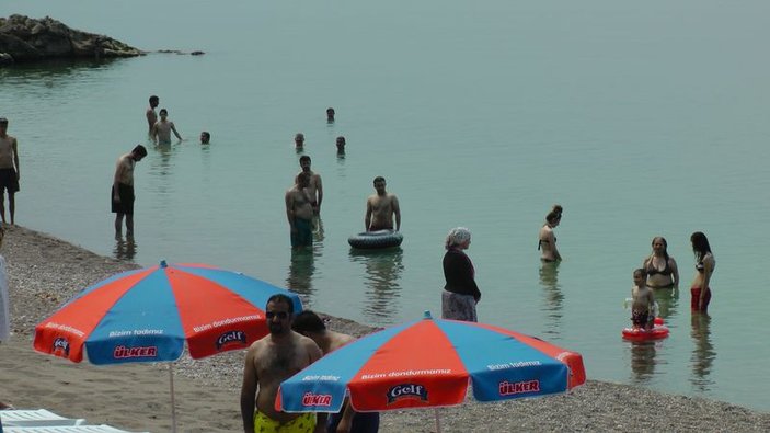 Plajda İstiklal Marşı okununca saygı duruşuna kalktılar