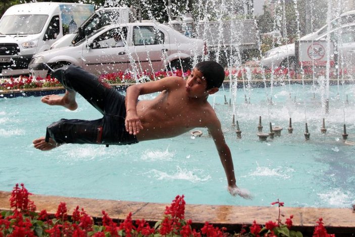Adana'da çocuklar süs havuzunda serinledi