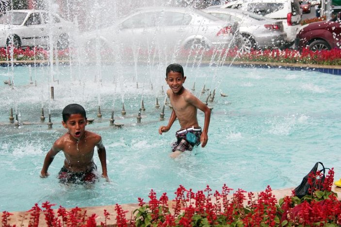 Adana'da çocuklar süs havuzunda serinledi