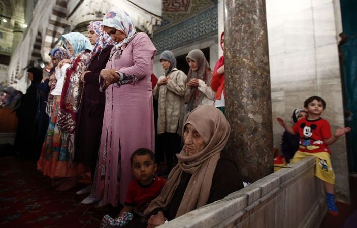 İlk teravih namazı kılındı