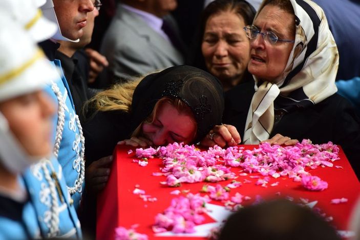 Süleyman Demirel toprağa verildi