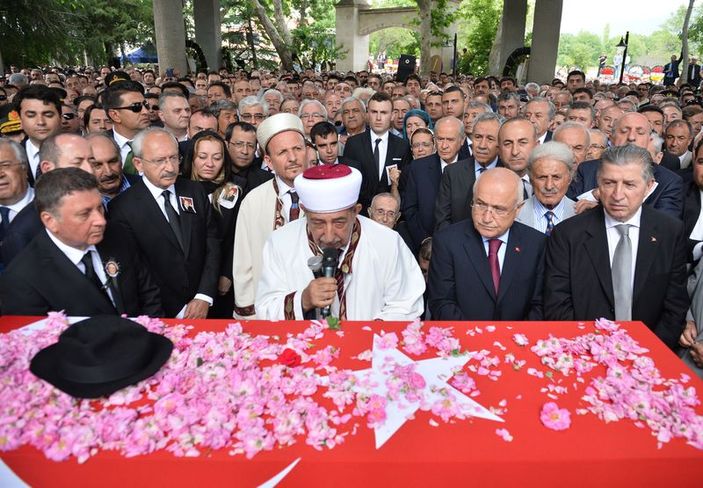 Süleyman Demirel toprağa verildi