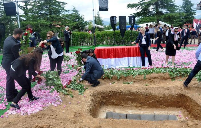 Süleyman Demirel toprağa verildi
