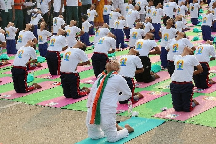 Hindistan Başbakanı 35 bin kişiyle yoga yaptı