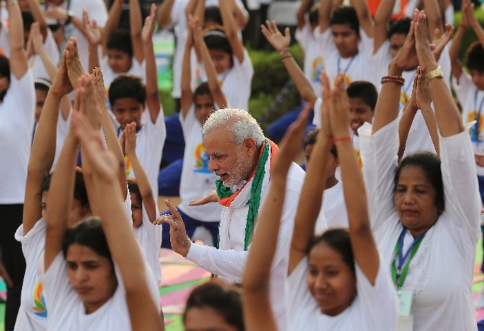 Hindistan Başbakanı 35 bin kişiyle yoga yaptı