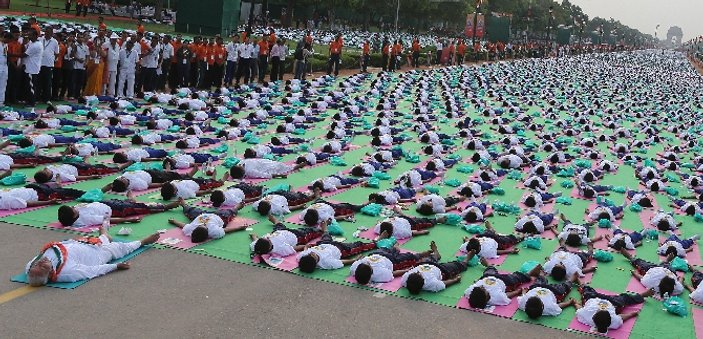 Hindistan Başbakanı 35 bin kişiyle yoga yaptı