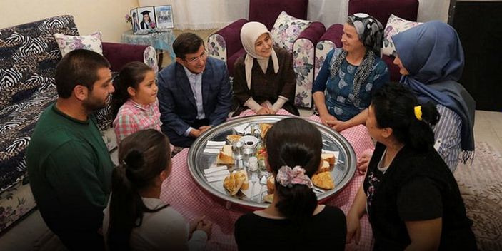 Başbakan Davutoğlu'ndan sürpriz iftar ziyareti