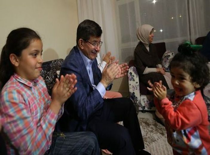 Başbakan Davutoğlu'ndan sürpriz iftar ziyareti