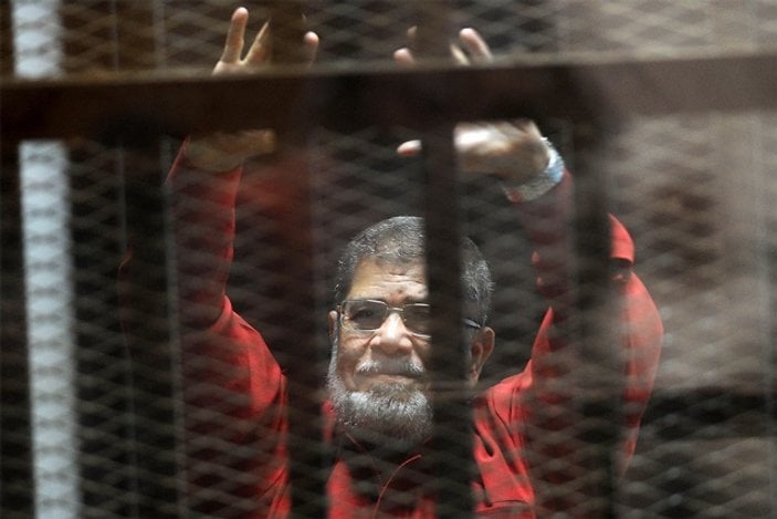 Mursi'ye kırmızı renkli idam mahkumu kıyafeti giydirildi