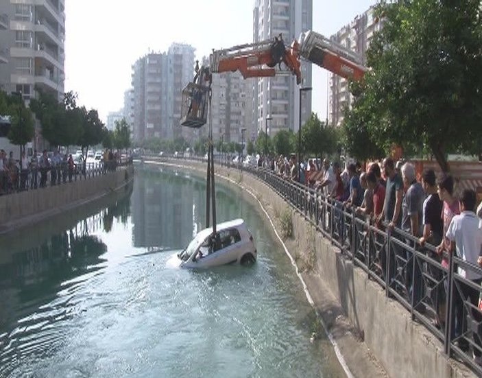 Adana'da kadın sürücü sulama kanalına uçtu
