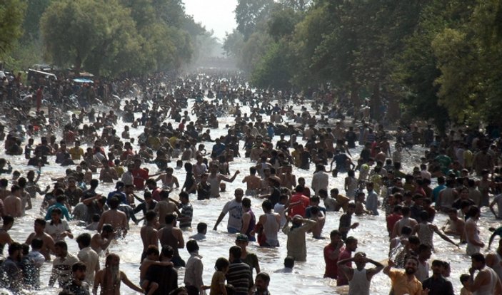 Pakistan'da aşırı sıcaklardan yüzlerce kişi öldü