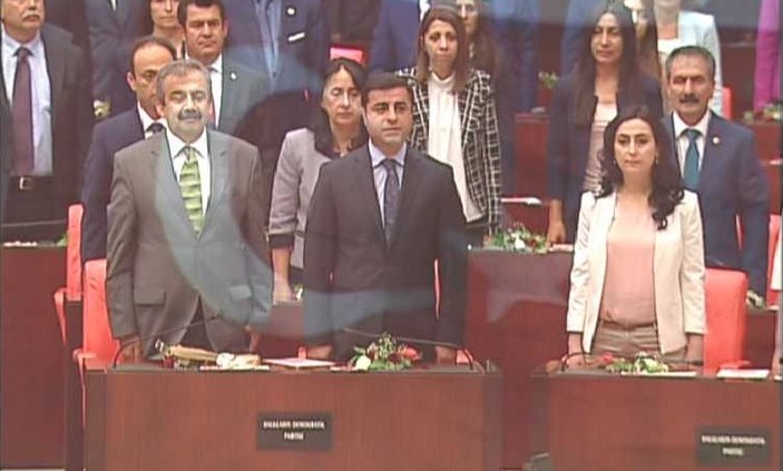 Meclis'te HDP'liler İstiklal Marşı'nı okumadı