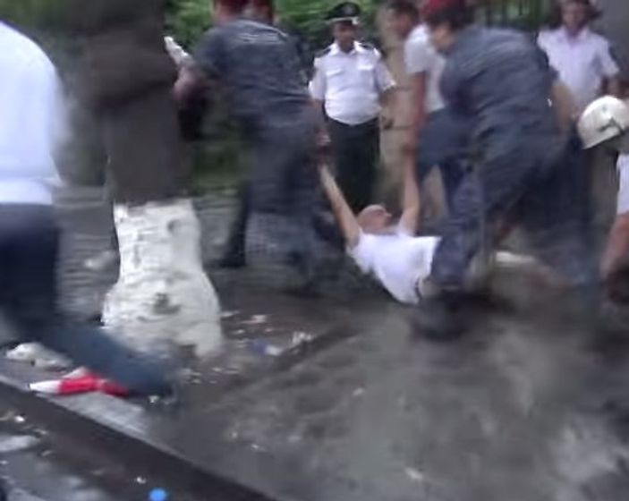 Ermenistan'da sert polis müdahalesi