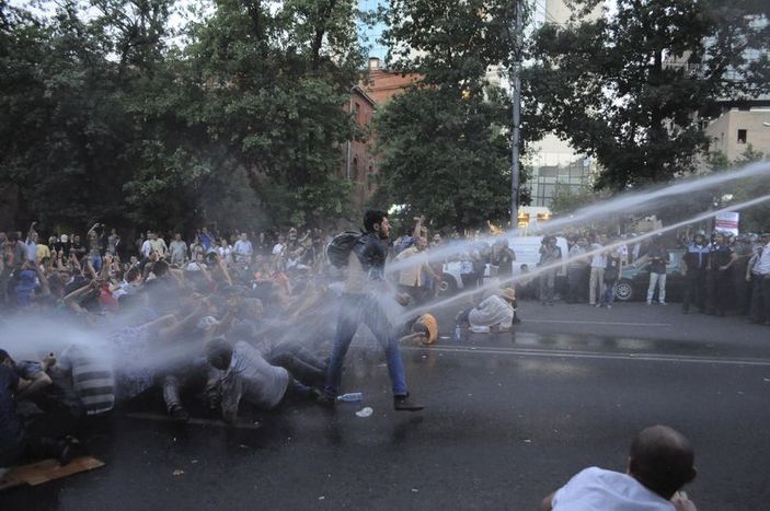 Ermenistan'da sert polis müdahalesi