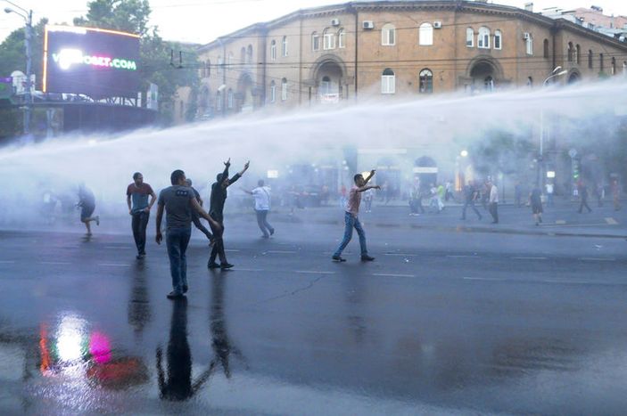 Ermenistan'da sert polis müdahalesi