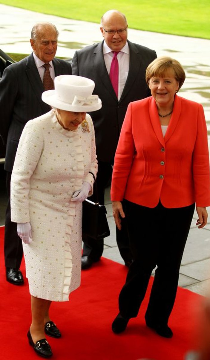 Kraliçe Elizabeth Berlin'de Merkel ile görüştü