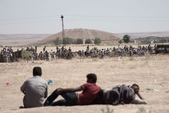 Sınırda toplanan kalabalık Kobani'yi izledi