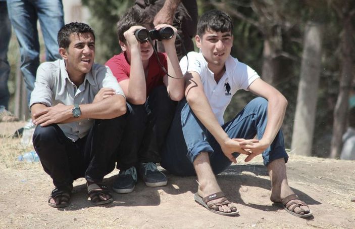 Sınırda toplanan kalabalık Kobani'yi izledi