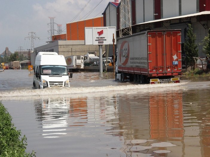 İskenderun'u sel vurdu