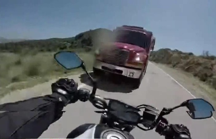 ABD'de motosiklet sürücüsü kamyonla çarpıştı İZLE