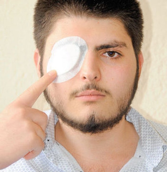Konya'da yaralı kargayı besleyen kişi gözünden oldu